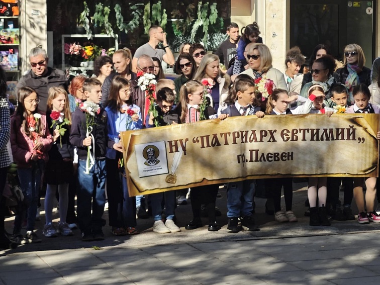 Плевен отбеляза Деня на народните будители с тържествен ритуал пред паметника на Иван Вазов