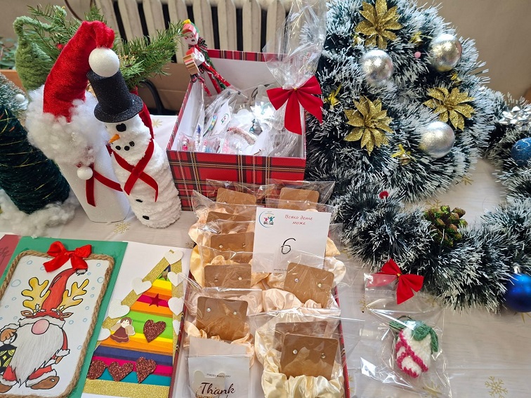 Под мотото „Магията на Коледа“ премина ежегодният благотворителен базар в ЮЗУ „Неофит Рилски“