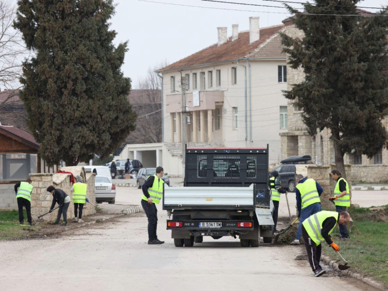 Доброволци почистиха главната улица в с. Неофит Рилски