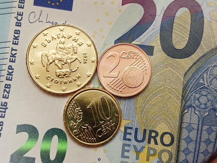 Задържаха чужденец в Плевен при опит да пазарува с фалшиви евро