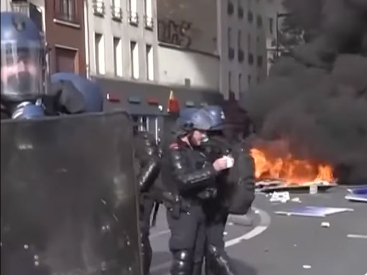 Масови ученически протести и сблъсъци с полицията затвориха стотици училища във Франция