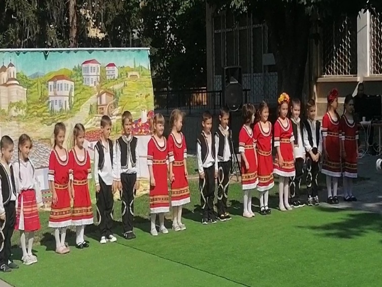 Децата от група „Гъбка“ в ДГ „Щастливо детство“ се сбогуваха с детската градина с фолклорно тържество