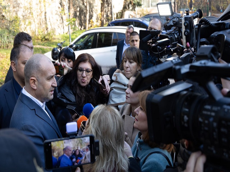 Радев: Призовавам народните представители, ако все още имат някакво останало достойнство, да гласуват предложението ми за референдум