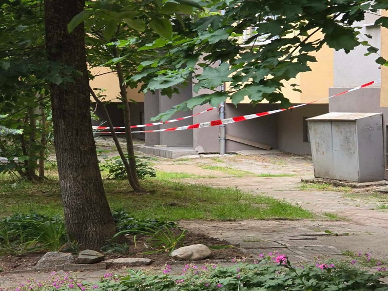Непълнолетно момиче открито мъртво в ж.к. „Струмско“, а младеж – в тежко състояние