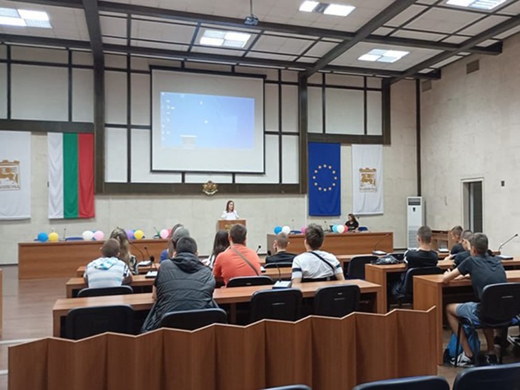 Десетки ученици писаха есе за националните герои, награждават ги в Благоевград