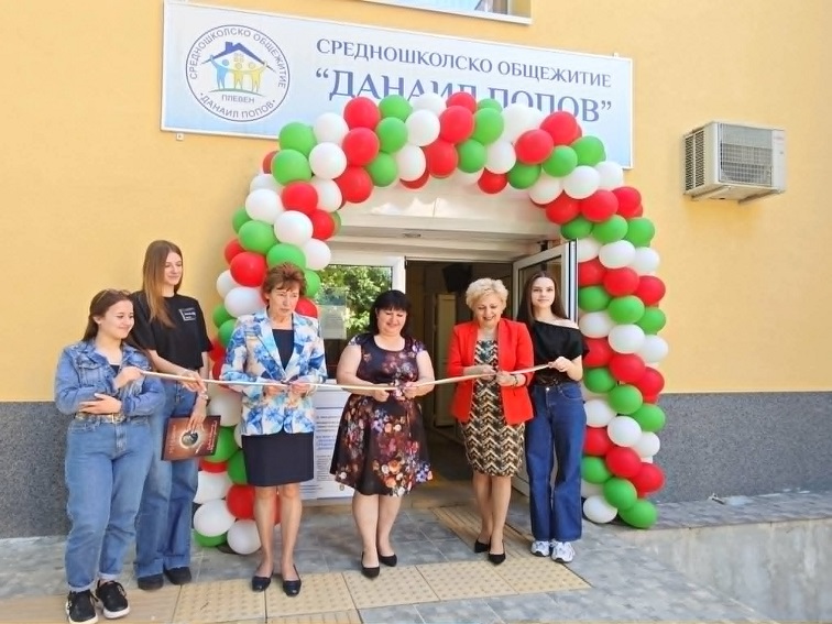 Откриха обновеното Средношколско общежитие „Данаил Попов“ в Плевен след мащабна модернизация