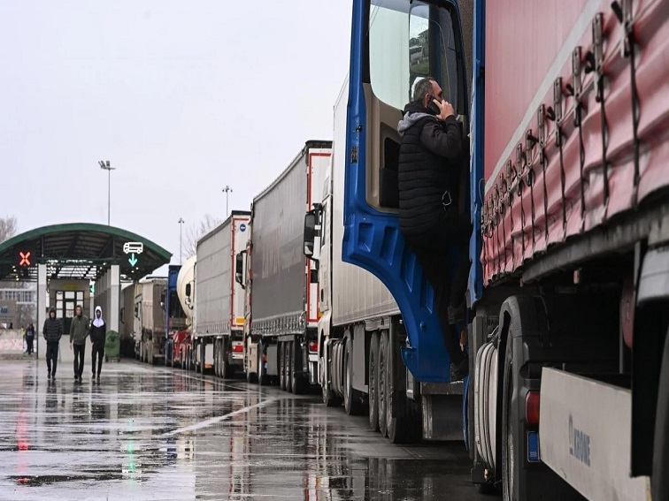 Блокадите на границите ни със Сърбия и Македония продължават