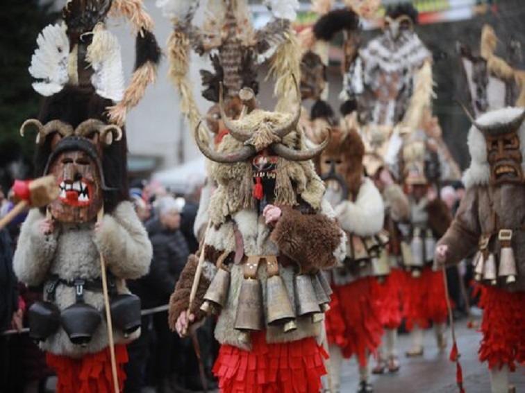 Кукери възвестиха новата година в Югозапада