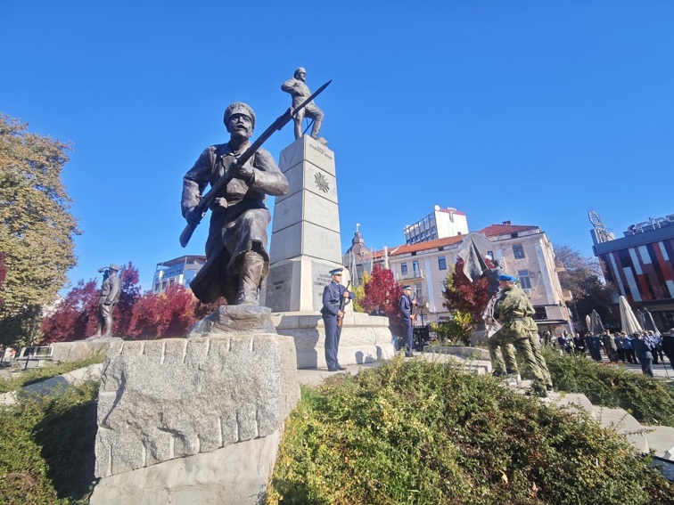 Плевен почете българските воини с военен ритуал и панихида на Архангелова задушница