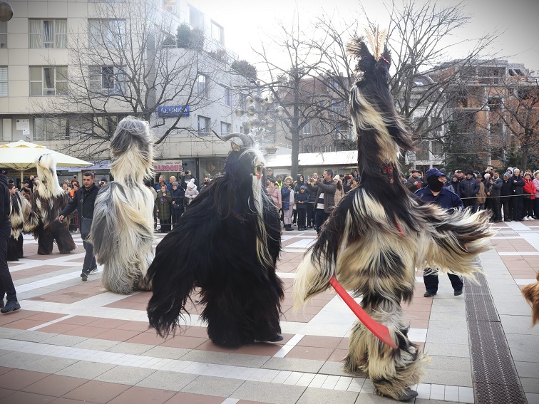 Традицията оживя: сурвакари и кукери превзеха Благоевград