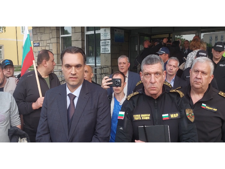 Кандев  с категоричен тон в Габрово: „Страх в полицаите повече няма да има - само законът е водещ"