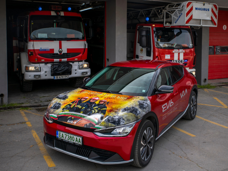 Миналото на варненската пожарна служба „оживя” върху електрически автомобил