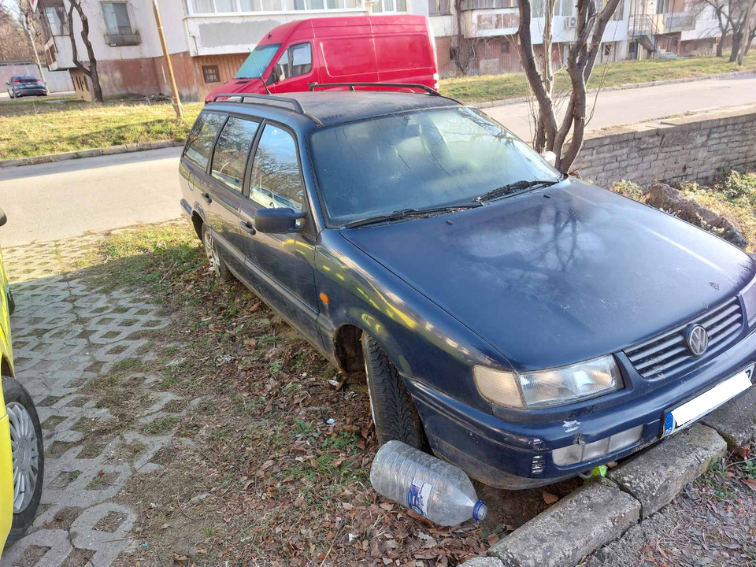 Паркирането по "двойни стандарти": Защо общински служител в Габрово остава извън контрола върху изоставените автомобили?