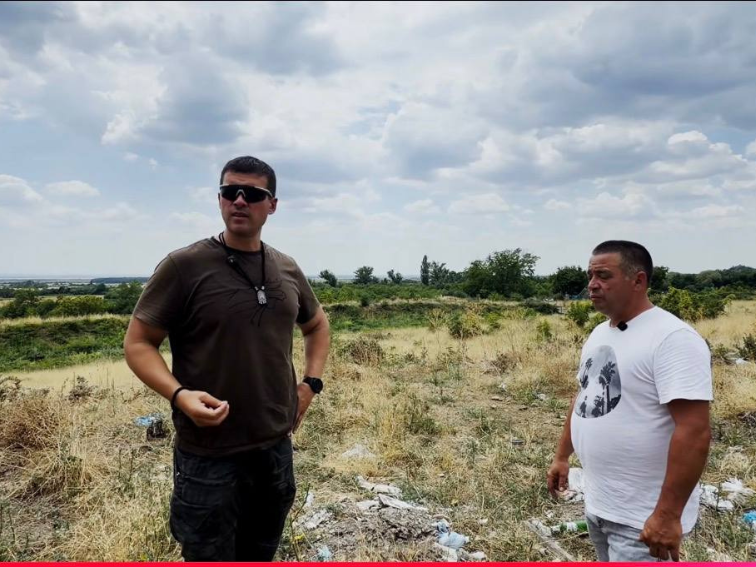 Директорът на БАБХ – Нова Загора, затвори път с багер