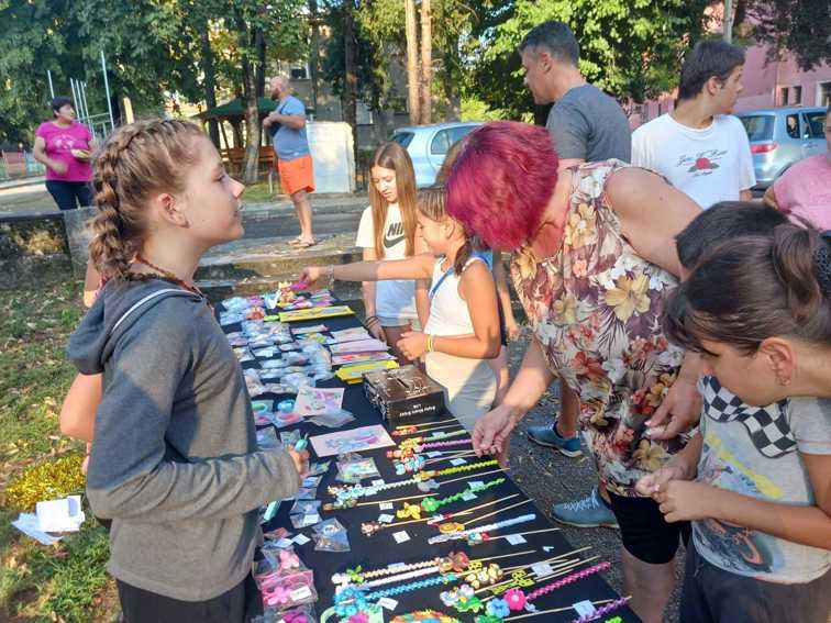 Благотворителен базар на деца от с. Царева ливада подпомага пострадалите от пожарите в с. Воден