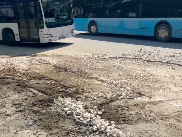 Поредна авария и огромна дупка в Пловдив