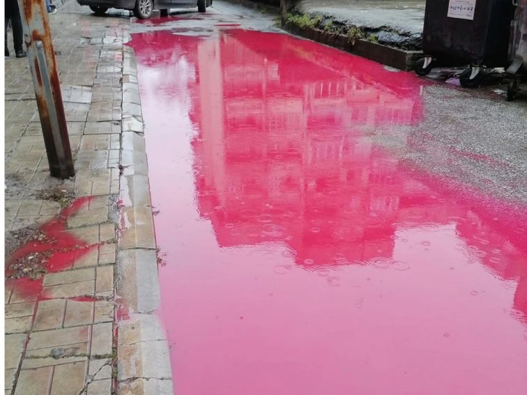 Червено – розовата вода в Пловдив е от безопасна боя