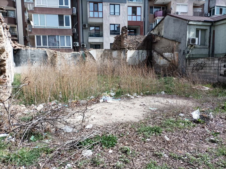 Духна вятър, разлетяха се боклуците из Варна 