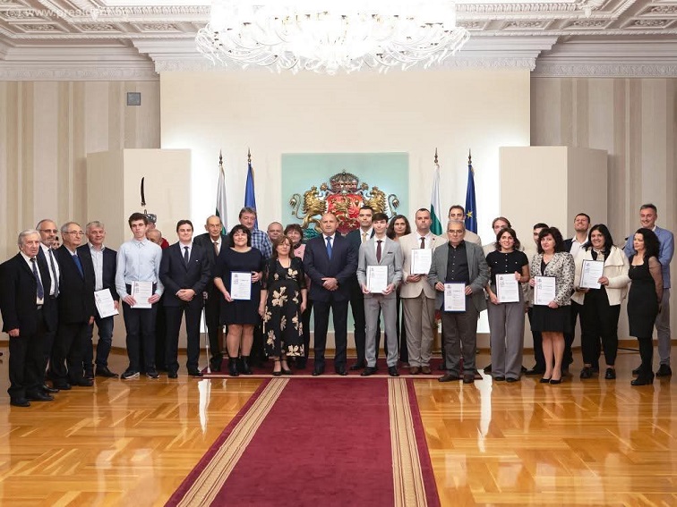 Преподавателят по информатика Павел Петров и 18-годишният Марио Петков от Плевен с отличия на наградите „Джон Атанасов“