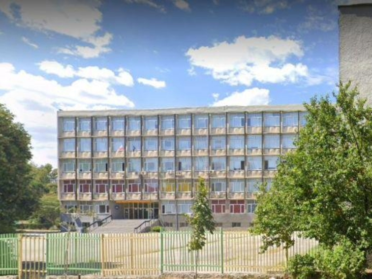 Учениците от ОУ „Иван Вазов“ остават в сградата на ПГ по електротехника до края на учебната година