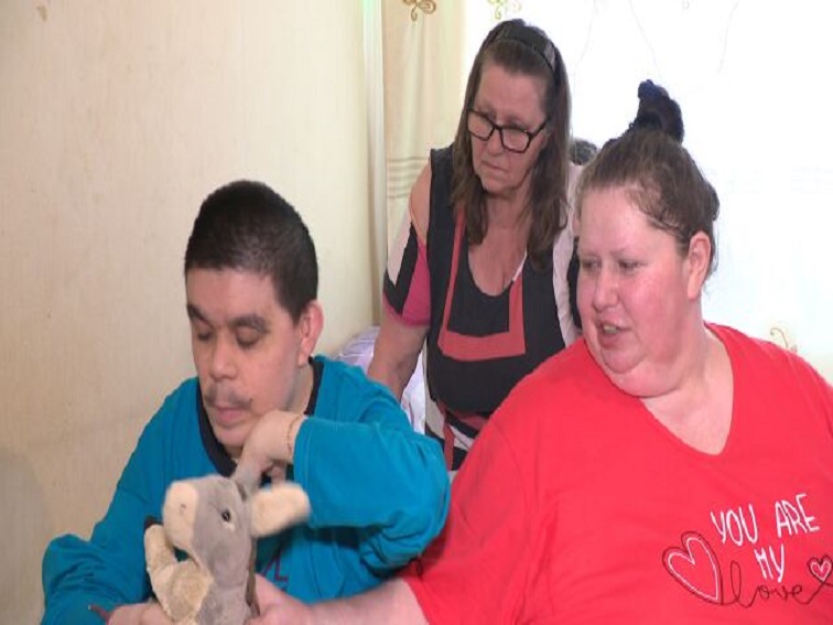 Зов за помощ: Майка на син с увреждания се нуждае от спешни операции