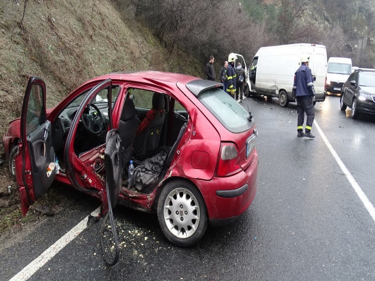 Дете взе кола и шофира в Корница, катастрофира и рани приятел
