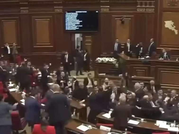 АРМЕНСКИЯТ ПАРЛАМЕНТ СЕ ПРЕВЪРНА В БОЙНО ПОЛЕ КОГАТО ПОЛИТИКАТА МЪЛЧИ - ГОВОРЯТ ЮМРУЦИТЕ