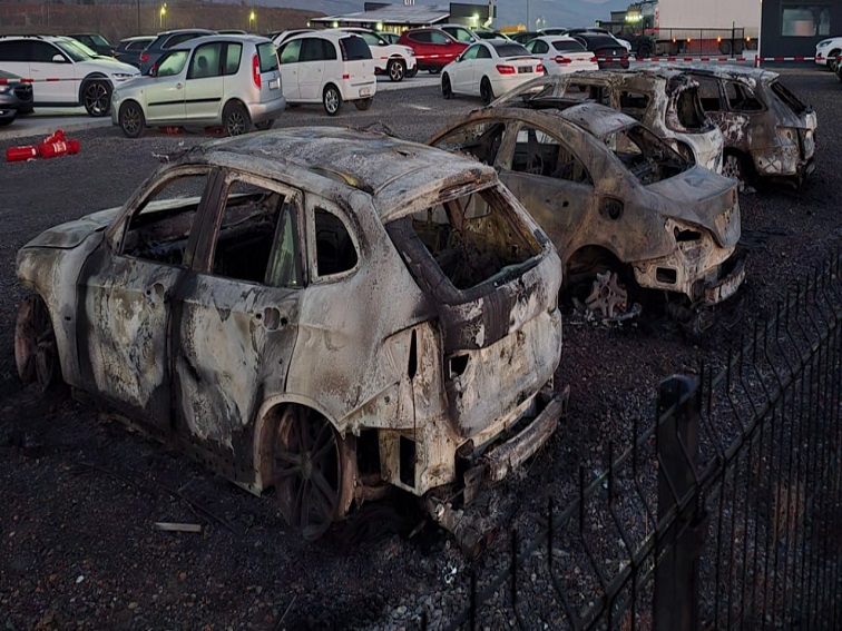 Пожар унищожи четири автомобила в автокъща край Благоевград, разследва се умишлен палеж