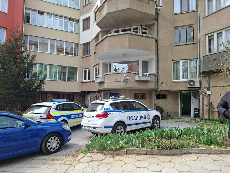 Психолози, полицаи и пожарникари предотвратиха инцидент с млад мъж в Благоевград