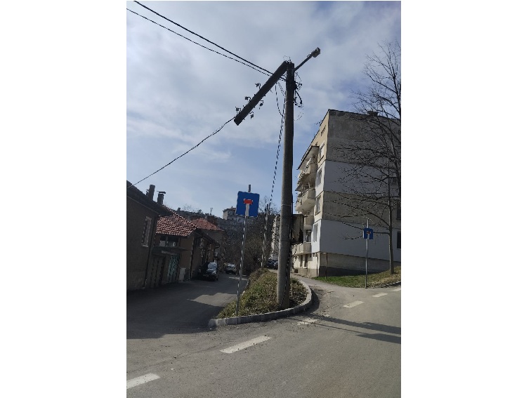 Опасност на улица „Чавдар": Кога ще се поеме отговорност?