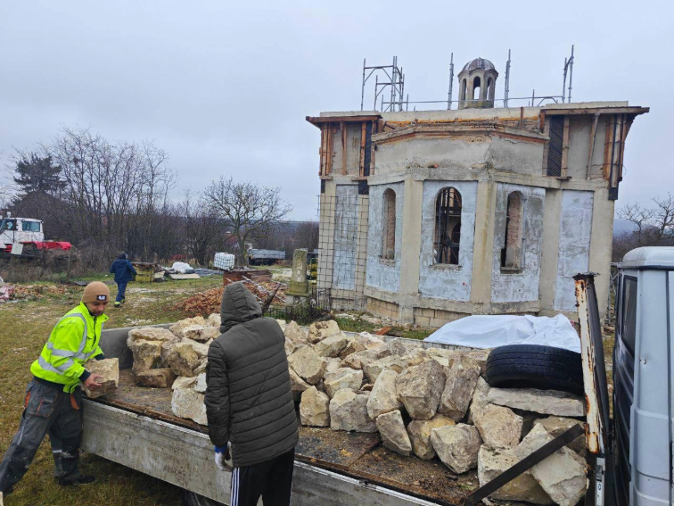 Възстановяването на църквата „Света Петка“ в Средно село продължава да обединява дарители