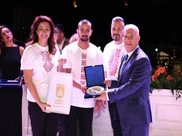 Екип от Гимназията по туризъм - Плевен, представи родната кухня на Кулинарен фестивал в Бурса