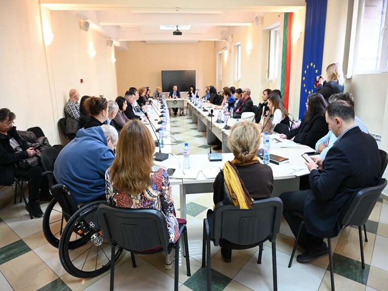 Министър Адемов: Трябва да вземем мерки хората с увреждания да гласуват свободно