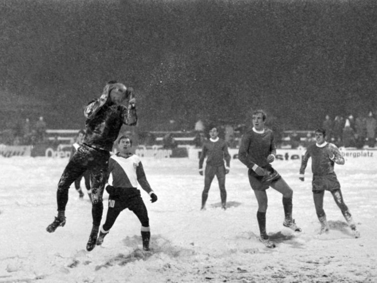 Лошите метеорологични условия преустановиха работата на откритите спортни площадки във Варна