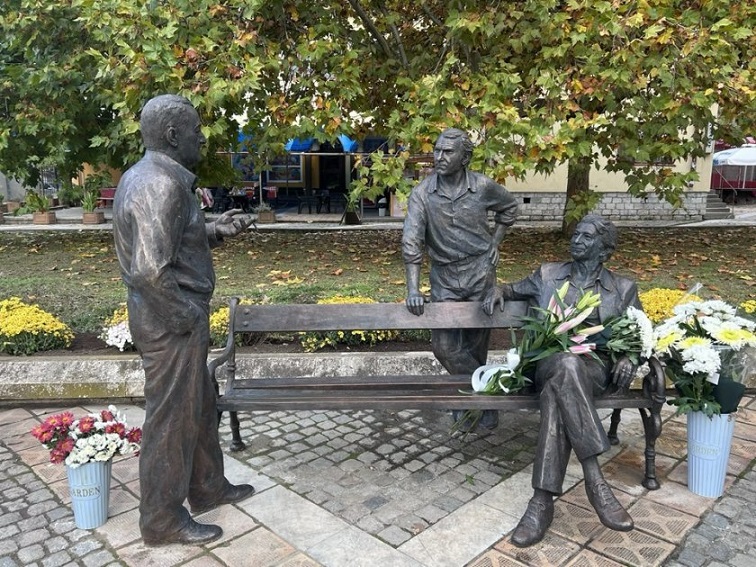 В Левски откриха скулптурната композиция „Земляците“, посветена на Парцалев, Вачков и Цончев