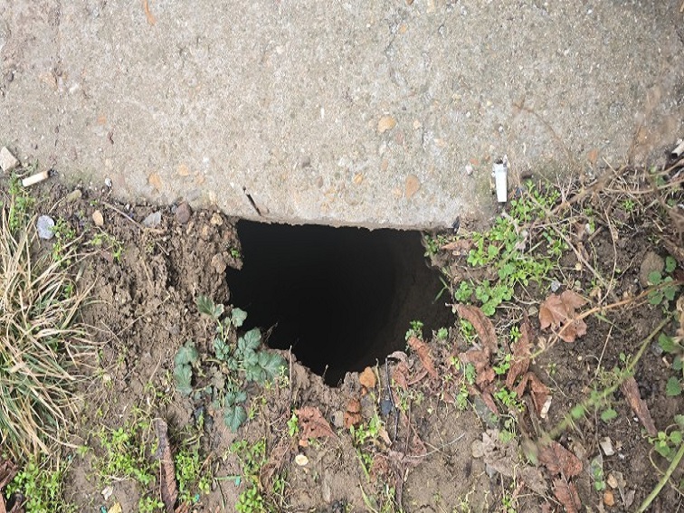 Граждани алармират за опасна дупка на детска площадка в Плевен