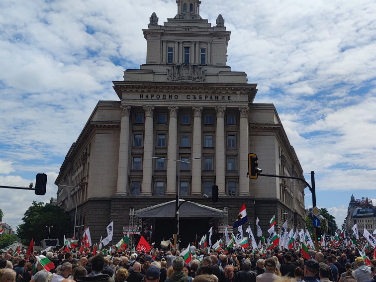 Протест в „триъгълника на властта“ в подкрепа на вота на недоверие срещу кабинета "Желязков"