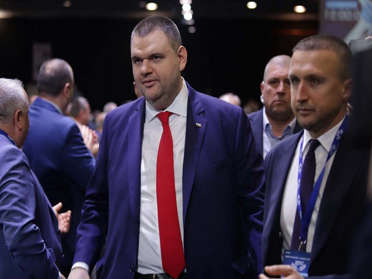 Фирми от София и Варна санират сградата на община Белица и в родното село на Ревански - Бабяк