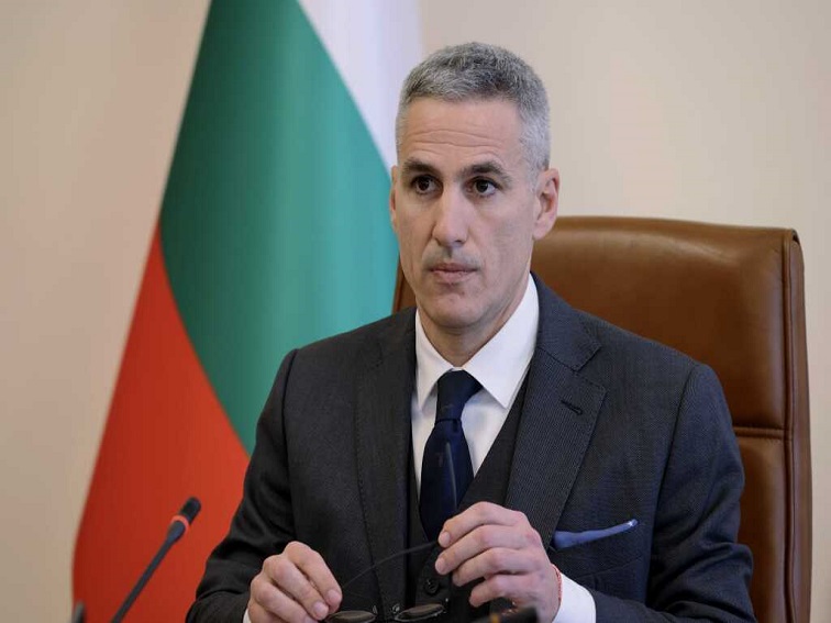 Премиерът Гюров: Проверяваме има ли схема за празни рафтове и пълни джобове с "магазините на човека"