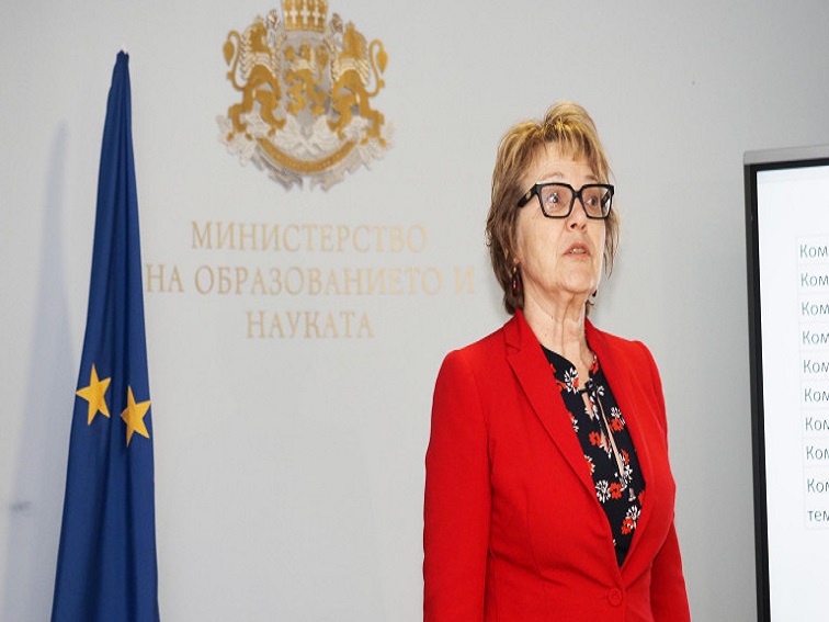 Зрелостниците писаха съчинение по „Песента на колелетата“ на Йовков и есе за авторитетите днес