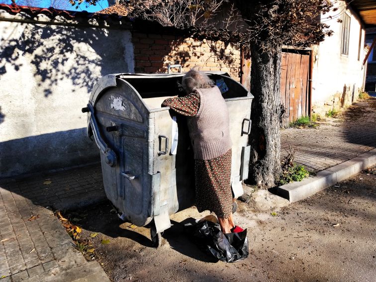 90-годишна панагюрка рови по кофите. Как стигнахме до тук?