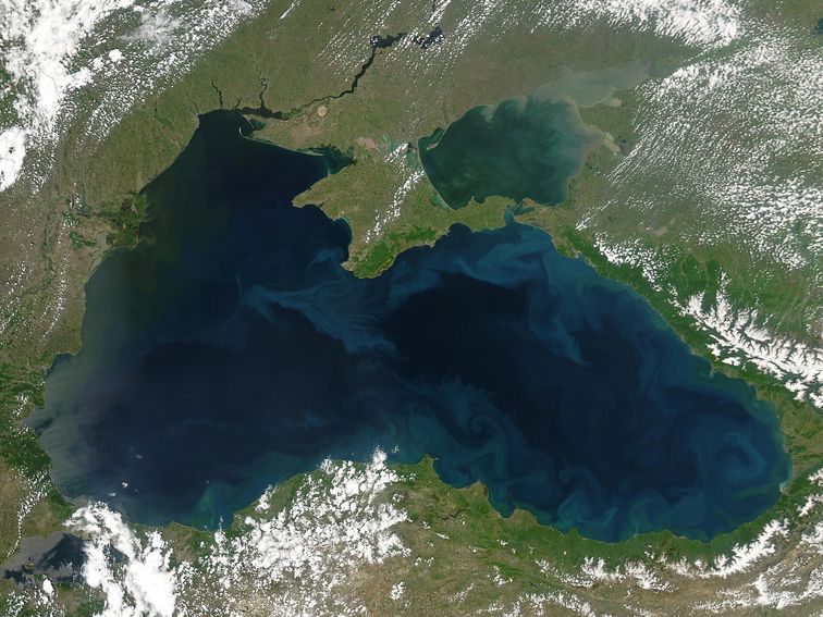 Атака срещу търговски кораб засили опасенията за сигурността на морските маршрути в Черно море