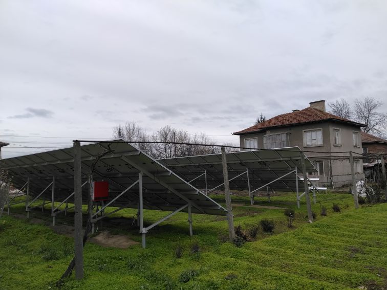 Частен двор в центъра на Драгор се превърна в соларен парк — съседите усещат ефекта
