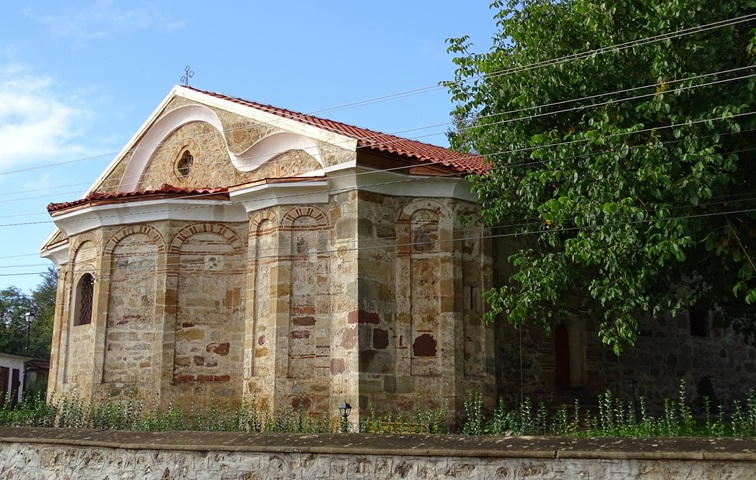 Патриархът отслужи литургия в Трън