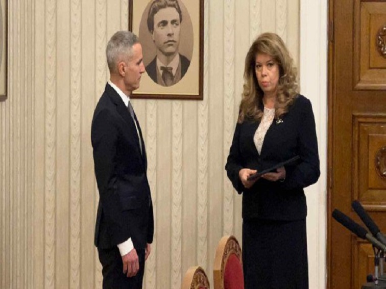 Познати бивши министри влизат в служебния кабинет на Гюров