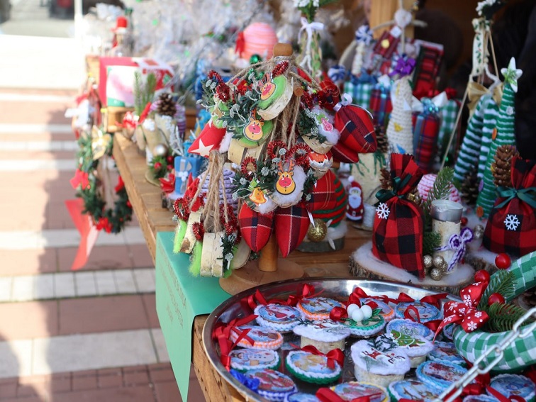 В Коледното градче на площад „Георги Измирлиев“ в Благоевград се провежда благотворителен базар