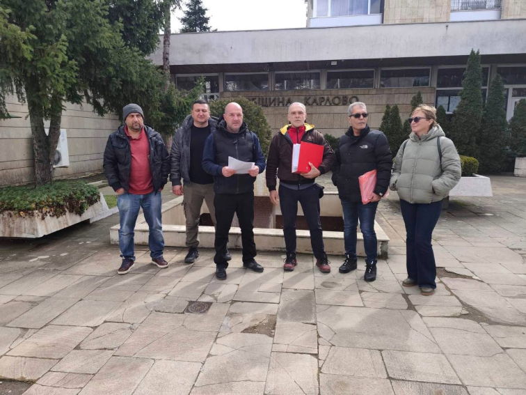 Защо някои медии пропускат, че в Карлово има две подписки за референдум