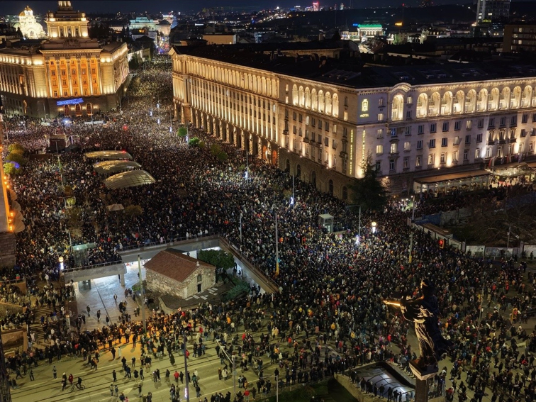 „Масови протести в София и други градове срещу „кражбите в бюджета““