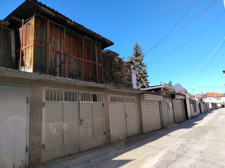 Панагюрище се задъхва от автомобили. Недостигът на паркоместа става хроничен, а визия за решение липсва