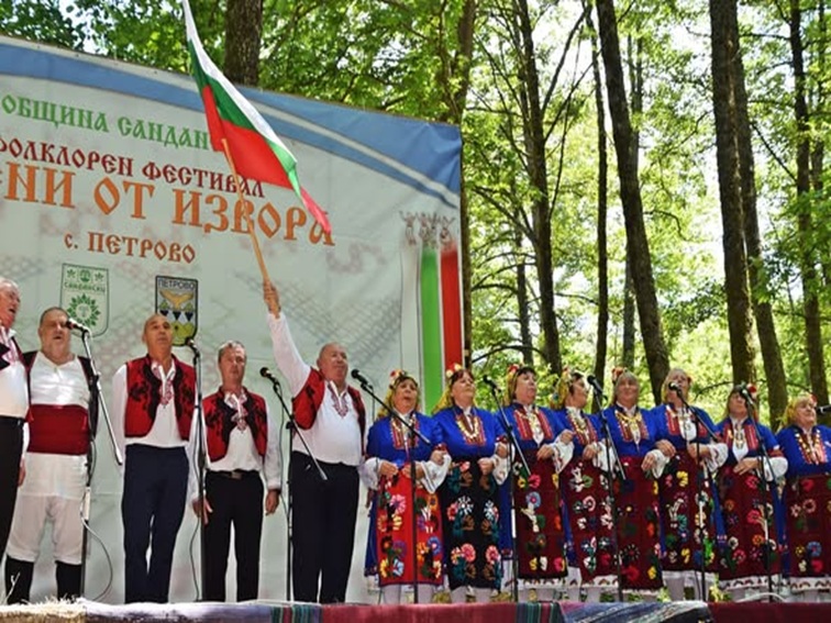 Фестивал "Песни от извора" в Петрово – празник на българската традиция и песен!
